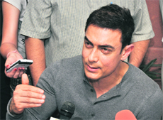 Aamir Khan talks to mediapersons in New Delhi .