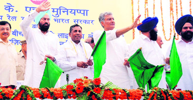 (L-R) Congress MLA Rana Gurmeet Sodhi, Union Minister KH Muniyappa and CLP Leader Sunil Jakhar at the Abohar railway station. 