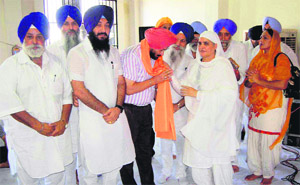 IG (Jails) Jagjit Singh receives a siropa from Bibi Jagir Kaur at the Kapurthala jail on Sunday. 