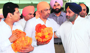 Deputy CM Sukhbir Singh Badal consoles Vindu Dara Singh, son of legendary wrestler Dara Singh, as he arrives at the Chandigarh Airport with his fathers ashes for immersion at Kiratpur Sahib. 