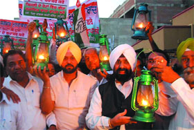 Congress workers, led by former MLA Harminder Singh Jassi, stage protest against the hike in power tariff announced by the state government, in Bathinda on Tuesday evening.