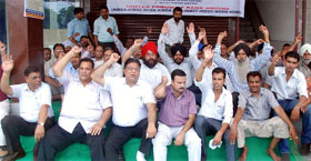 The United Forum of Bank Unions staged a dharna at the PNB circle office, Model Town, on Tuesday.