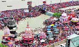 A sea of devotees at Brahamkund, Har-ki-Pauri, on the occasion of Shrava Maha Shivratri in Haridwar on Tuesday