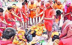 Kanwariyas perform rituals before leaving