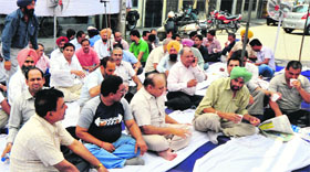 Members of the Punjab Bank Employees Federation stage a dharna in front of Canara Bank in Ludhiana on Tuesday.
