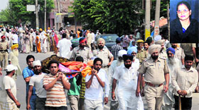 Residents of Malakpur village carry the body of dera chiefs wife Shamma (inset) towards the Haibowal police station in Ludhiana on Tuesday.