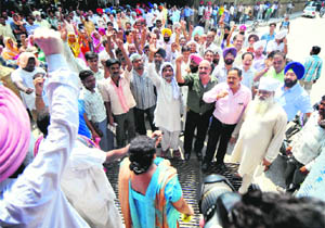 Ludhiana MC staff hold a rally in Jaggis support. 