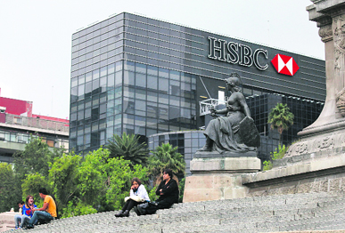 Residents sit by the Angel of Independence monument near HSBCs headquarters in Mexico City on Tuesday. Mexico's banking regulator said HSBC Holdings Plc was guilty of "administrative errors" in allowing illicit funding to move to its US operations but stopped short of saying the British-based bank had committed a crime.