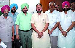 Congress councillor from ward number 6, Iqbal Singh Dhillon (third from right), after the oath taking ceremony. Also seen in the photograph are (L-R) councillor Jagroop Singh Gill, Mayor Baljit Singh Beerbehman, Divisional Commissioner Raminder Singh, Chiranji Lal Garg and former MLA Harminder Singh Jassi