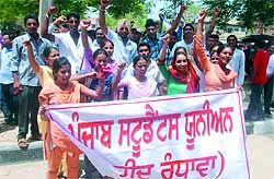 Punjab Students Union (Shaheed Randhawa) stage protest demanding increase in the number of seats in government colleges as well as evening classes for the students