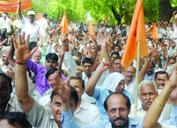 The MTNL employees hold a protest near Sanchar Bhawan against the delay in settlement on payment of pension by the government, in New Delhi on Wednesday. Tribune photo: Manas Ranjan Bhui