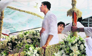 Actor Akshay Kumar and his son at the funeral procession of superstar Rajesh Khanna in Mumbai on Thursday