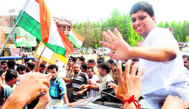 Acharya Balakrishan waves to his supporters before his arrest by the CBI in Haridwar on Friday.