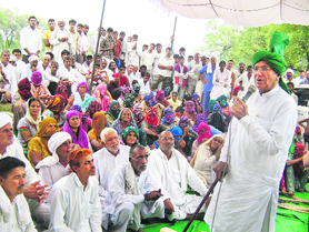 Former Chief Minister Om Prakash Chautala addresses farmers at Gorakhpur in Fatehabad on Friday.