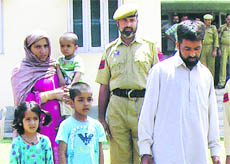 SP, Poonch, Shamsheer Hussain told mediapersons at Police Headquarters, Poonch, that the arrested militant had been identified as Sarfraz Hussain, a resident of Hari Safeda village, Surankote.