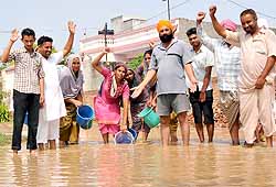 Residents of National Colony raising slogans against the authorities