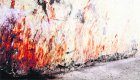 Passengers struggle to board the Indore-Jammu Tawi Express at Platform No 1; walls defaced by red 'paan' spit; lack of cleanliness.