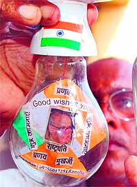 Artist Jagmohan Kanojia congratulates Pranab Mukherjee for being elected the 13th President of India, in Amritsar on Sunday