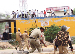 Farmers atop houses pelt cops with stones in Rewari on Sunday