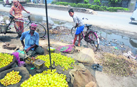 A vendor sells lemons in unhygienic condition at the Sherpur Road in the absence of any check.