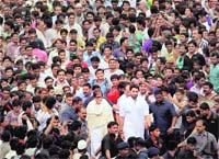 FAN BASE: Amitabh Bachchan & Abhishek surrounded by fans