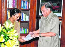 Chief Minister Vijay Bahuguna submits his resignation from the Tehri Garhwal Lok Sabha seat to Meira Kumar, Lok Sabha Speaker, in New Delhi on Monday.