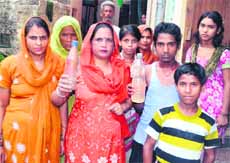 Residents of Jwalapur show contaminated water coming in their water pipeline in Haridwar. 