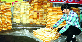 A worker packs ghewar at a shop in Rohtak.