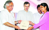 Union Minister for Rural Development Jairam Ramesh and Chief Minister Omar Abdullah hand over an appointment letter to a candidate during a function held at JK Entrepreneurship Development Institute in Pampore on Monday. Photo: Amin War