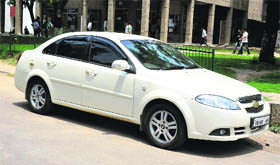 Vehicles in Jammu continue to flout the Supreme Court directive banning the use of tinted films on windowpanes of four-wheelers. 