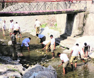 Jawans of 126 Bn, CRPF, during a cleanliness drive to restore the glory of Shiar Bawa in Reasi. 
