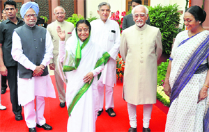 Outgoing President Pratibha Patil being escorted by Vice-President Hamid Ansari, Prime Minister Manmohan Singh, Lok Sabha Speaker Meira Kumar to the Central Hall of Parliament to attend a farewell programme 