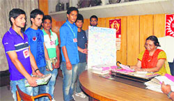 SFI members hand over a memorandum to MCM DAV College Principal Neelam Mahajan in Kangra on Tuesday. Photo: Ashok Raina