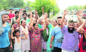 Residents of Gopal Nagar and Mohalla Karar Khan stage a dharna at the Patel chowk in Jalandhar on Tuesday. 