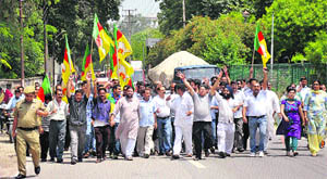 JKDF activists protest against unscheduled power cuts in Jammu. 