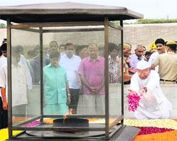 Anna Hazare and his associates pay homage to Mahatma Gandhi at Rajghat. Tribune photo: Manas Ranjan Bhui