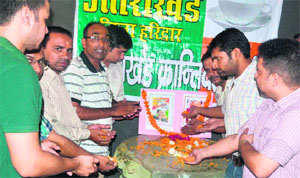 Activists of the Uttarakhand Kranti Dal (Progressive) pay tributes to freedom fighters in Haridwar on Thursday