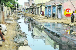 Accumulation of sewer and drain water on the diversion road linking Rohtak and Kakroi roads in Sonepat town. Photo by writer