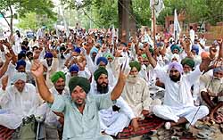 Members of BKU (Ekta) Sidhupur stage a dharna outside the District Administrative Complex in Bathinda on Thursday
