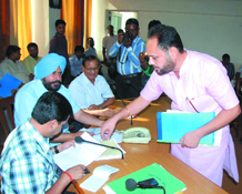 The newly-elected councillor of the Ward No 6, Iqbal Singh Dhillon, gives his charter of demands to the Mayor and the municipal commissioner at the general house meeting convened on Friday.