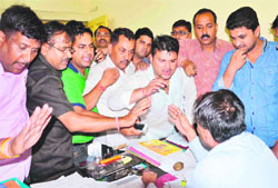 People gherao a power corporation official in protest against unscheduled power cuts in Haridwar on Saturday. Tribune photo: Rameshwar Gaur
