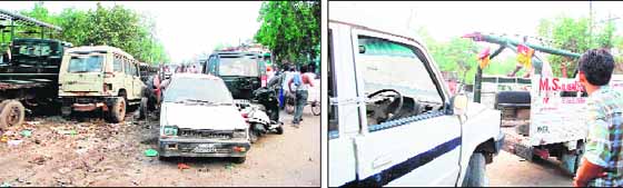 Encroachments by shopkeepers in the busy Jahajgarh area have become a major reason of accidents on the road. Daily commuters on a number of times have complained to the authorities concerned about encroachments and problems being faced by them. The market comprises shops of junk traders who keep damaged and mangled remains of vehicles on both sides of the roads leaving almost no space for the vehicular traffic. An accident happened on Saturday which left a person seriously injured. Waking up from their slumber, the police today removed the encroachments from both sides of the road in Amritsar