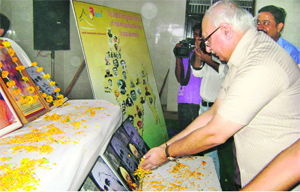 Haryana Agriculture Minister Paramvir Singh garlands a portrait of Udham Singh at Tohana on Sunday.