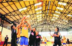 A match in progress during the Mahindra NBA Challenge Basketball League in Ludhiana on Sunday. 