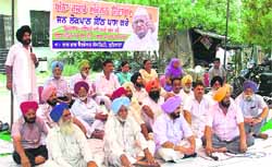 A local organisation stages dharna in support of Anna Hazare on the Ferozepur road in Ludhiana on Sunday. 