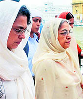 Gursharan Kaur, wife of Prime Minister Manmohan Singh, and her daughter pay obeisance at the Golden Temple
