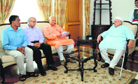 Mohan Singh Gaonnwasi, a former Uttarakhand minister (third from left), along with other delegation members meets Governor Aziz Qureshi in Dehradun on Monday