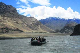 Tourist enjoy rafting on the Zanaskar river