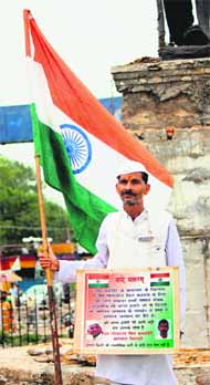 Om Parkash Sharma during a hunger strike in support of Anna Hazare at Satwari in Jammu on Monday. 