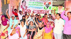 Contractual sanitation employees of the Municipal Corporation hold a protest against pay anomalies at Mayapur in Haridwar on Tuesday. Tribune photo: Rameshwar Gaur